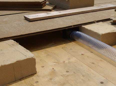 日本 建設工事フロー 屋根パネルと断熱材の設置