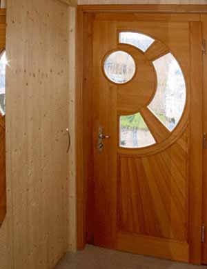 ピュウアッドハウス：木製玄関ドア